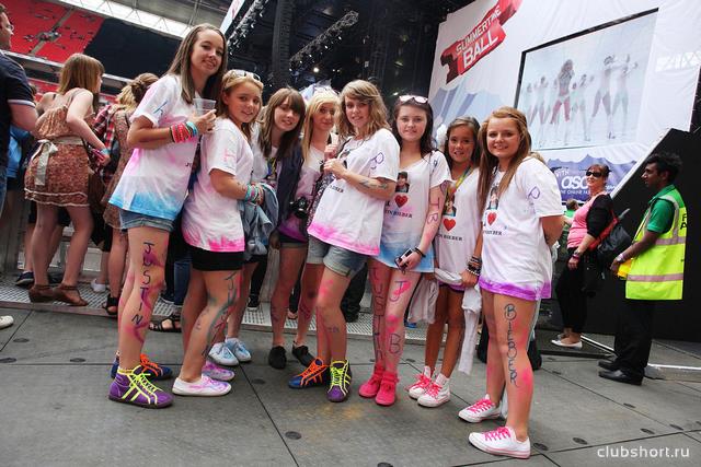 28382_justin_bieber_fans_inside_the_stadium01_website_im.jpg